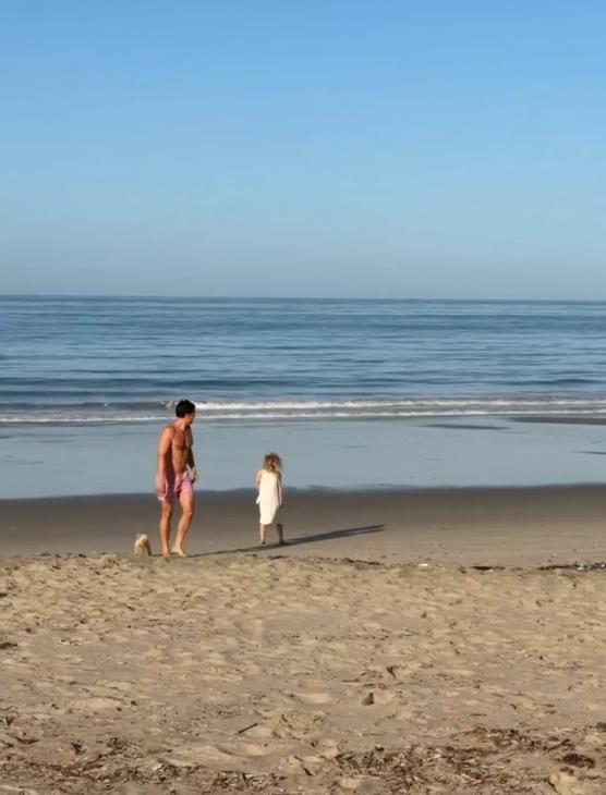В палатке у моря: как Орландо Блум проводит летние каникулы с дочерью от Кэти Перри В палатке у моря: как Орландо Блум проводит летние каникулы с дочерью от Кэти Перри