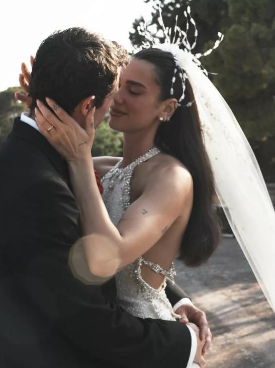Платье Chanel и шестиметровая фата: Дуа Липа поделилась официальными снимками со свадьбы в Сицилии