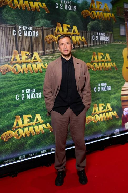 Первый выход Калюжного после дембеля и комментарий Мерзликина: премьера комедии "Дед Фомич"